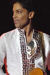 Prince performing at Coachella 2008 (Foto: Micahmedia at en.wikipedia / Diese Datei ist unter den Creative-Commons-Lizenzen „Namensnennung – Weitergabe unter gleichen Bedingungen 3.0 nicht portiert“, „2.5 generisch“, „2.0 generisch“ und „1.0 generisch“ lizenziert. / http://bit.ly/23SLoWu)